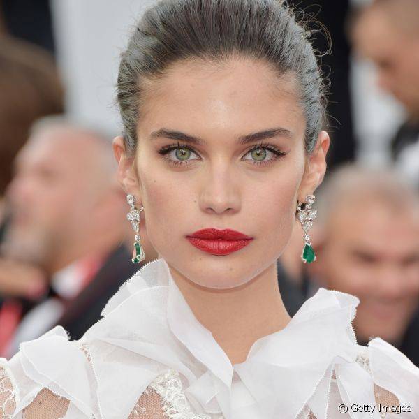 A modelo Sara Sampaio usou o batom vermelho cintilante para uma make minamilista, mas que marcou presen?a em seu visual no Festival de Cannes (Foto: Getty Images)